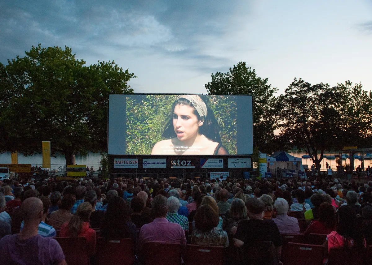 Grosse Leinwand, Abendstimmung und der Pfäffikersee: das Kino Open. (Archiv) Man sieht die Leinwand am Kino Open.